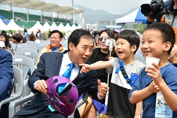 어린이와 장난치는 박윤국시장