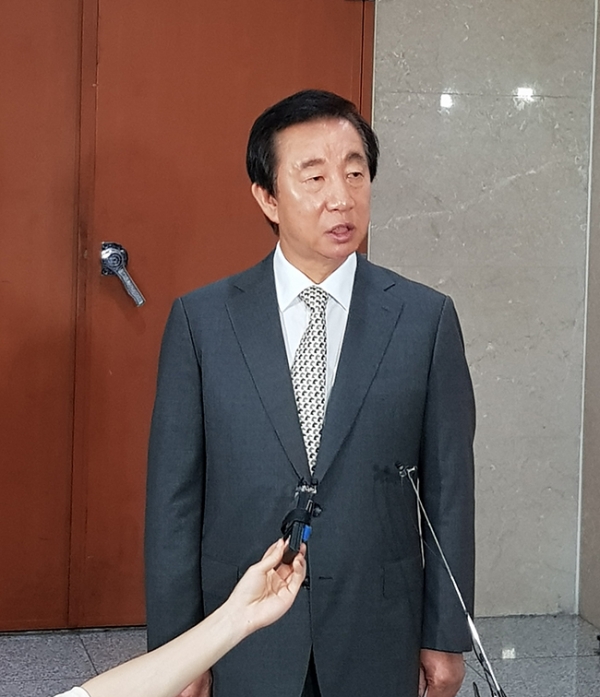 김성태 의원이 국회 정론관에서 자신의 입장을 밝히고 나오다 기자들의 질문에 응하고 있다.