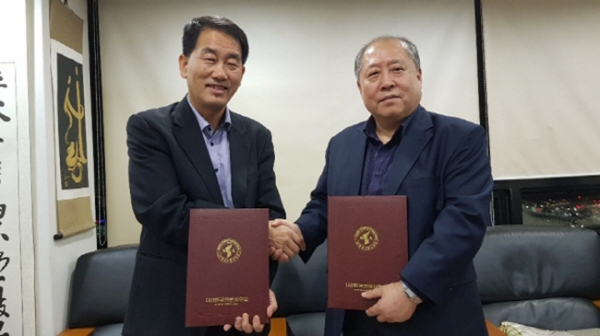 (왼쪽부터) 지난 11월 1일 한국스타강사연합회(대표강사 이희선)와 월간자랑스런한국인(발행인 발행인)은 업무협약(MOU)을 체결했다.