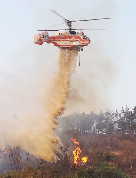 산불 헬기 사진.
