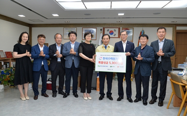 한국수력원자력 포천양수사업소는 코로나19 경제위기 극복을 위해 임직원들이 자발적으로 반납한 임금과 회사 특별성금을 포천시에 기부했다./사진=포천시