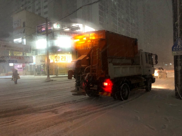 1월 6일 폭설 대비 밤사이 제설 작업이 한창인 오산시 공무원들(사진제공=곽상욱 시장 페이스북)