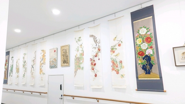 태안도서관 갤러리에서 전시 중인 한국전통민화 작품(사진제공=화성시립도서관)