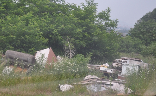 쓰레기가 투기된 현장(사진제공=지뉴스데일리 최광묵 기자)